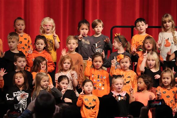Kindergarten sings \