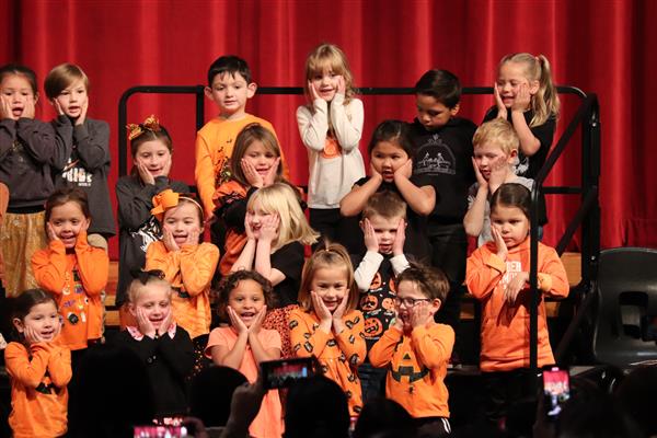 Kindergarten sings \