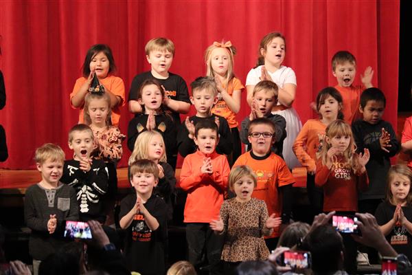 Kindergarten sings \