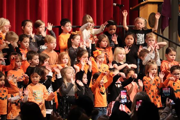Kindergarten sings \